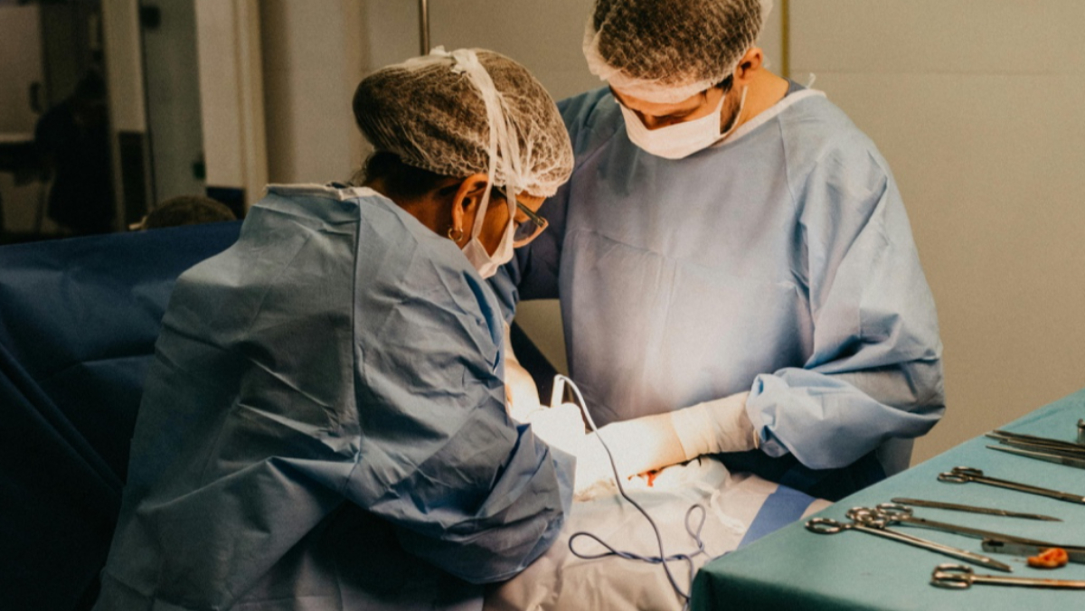 離譜手術！日醫師開盲腸留下15公分長塑膠袋　1個月後才取出