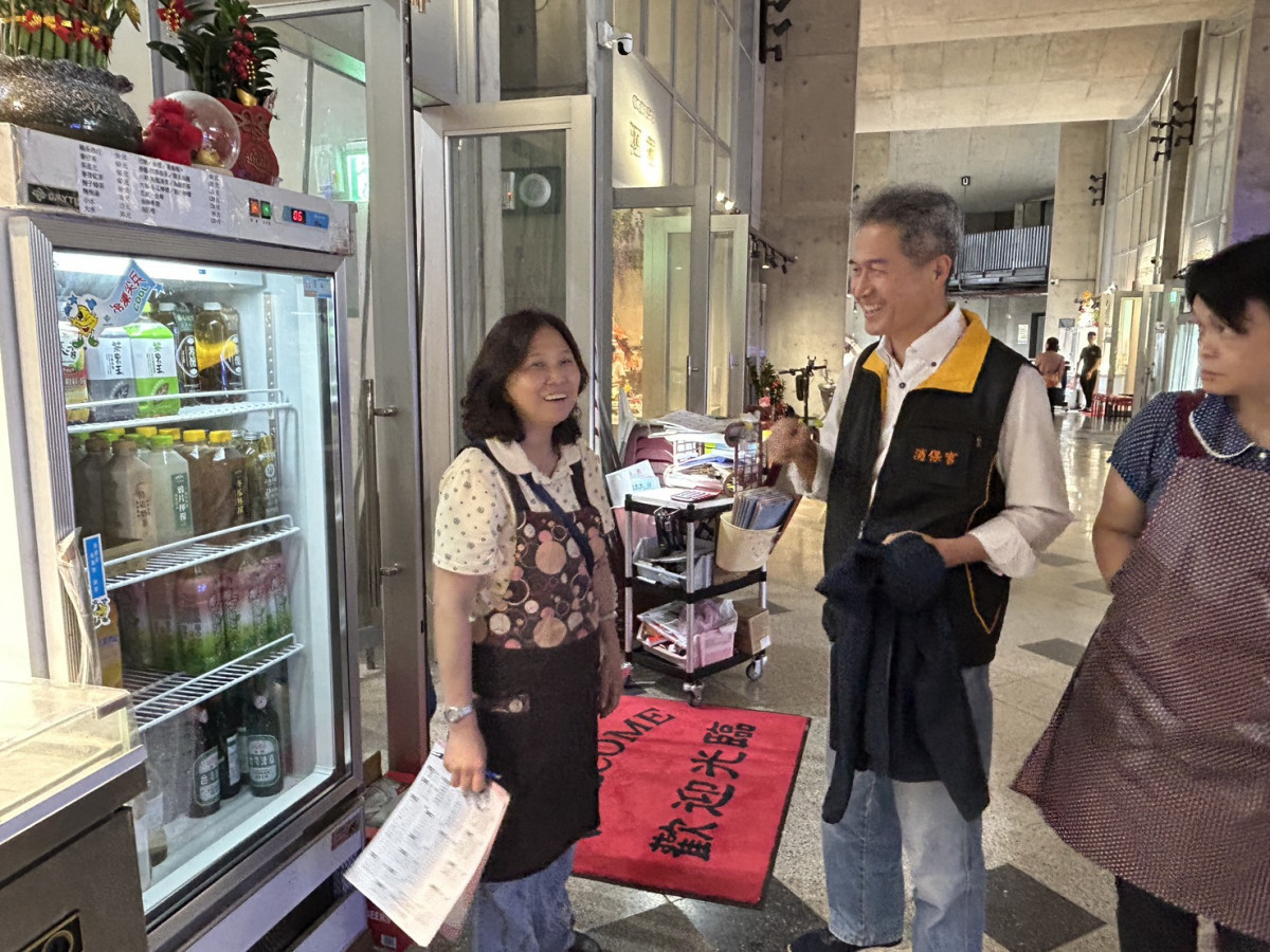 確保海鮮饗宴不縮水 竹市消保官至南寮漁市輔導價格標示