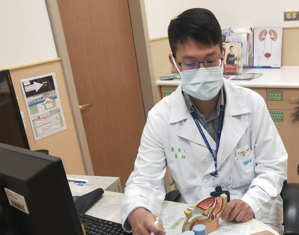 長者罹患雙側腹股溝疝氣　安南醫院施行「達文西機器人輔助腹腔鏡手術」一次性修補