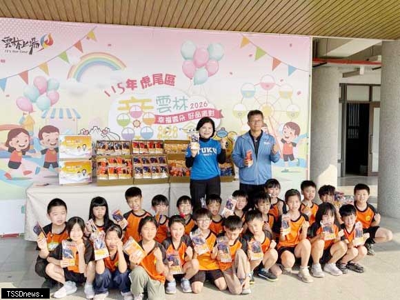 雲縣長土庫國小分送兒童節禮物 表揚女籃冠軍