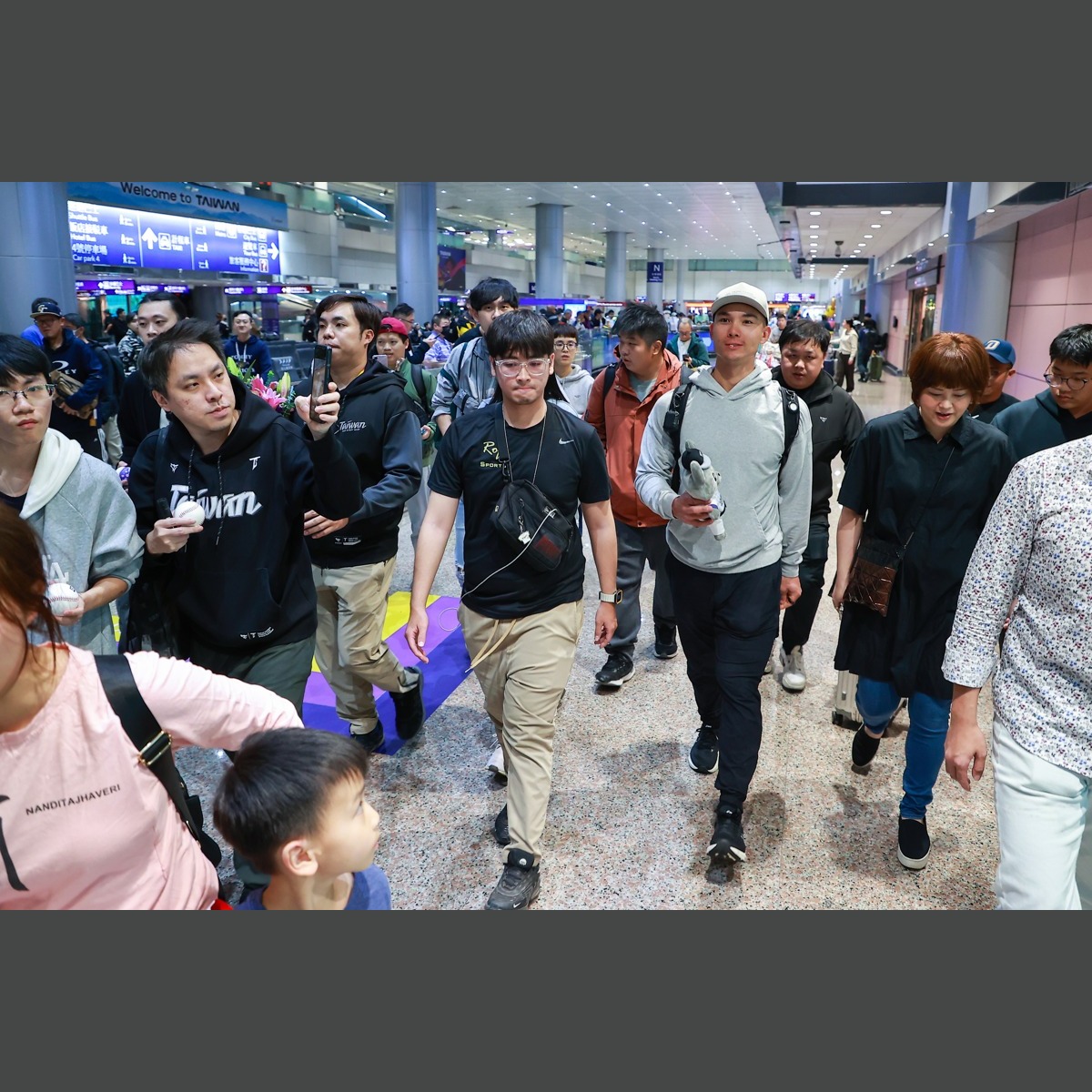 影／WBC中華隊混血戰力費爾柴德抵台 中職送上吉祥物接機