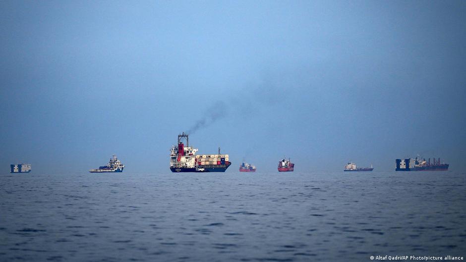 中遠船只試圖通行霍爾木茲海峽 隨後折...