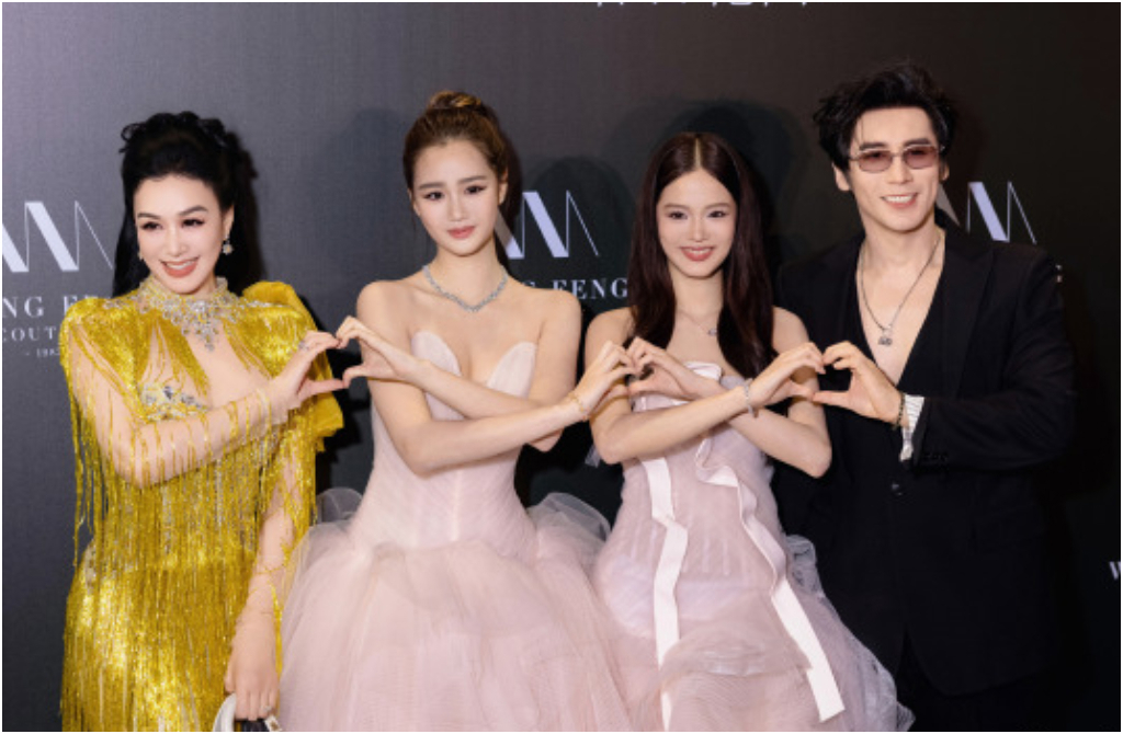 鍾麗緹小女兒「廁所脫褲照」風波後首露面！牽手姐姐飄仙氣