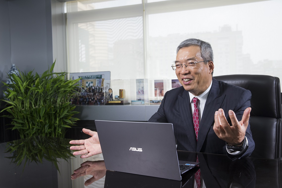 微軟股價跌3成、甲骨文砍了6成…軟體股的殺戮戰場怎因應？謝金河：像報紙一樣「趨勢是不可逆的」