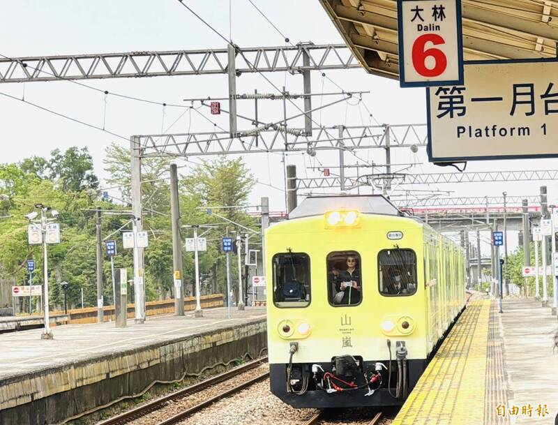 台鐵山嵐號西部首航抵嘉 翁章梁客串導遊介紹慢城大林