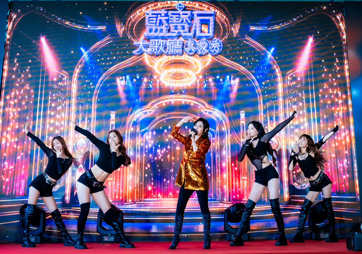 王彩樺嗨唱〈保庇〉重溫秀場回憶　《高雄有顆藍寶石》映後淚謝豬哥亮