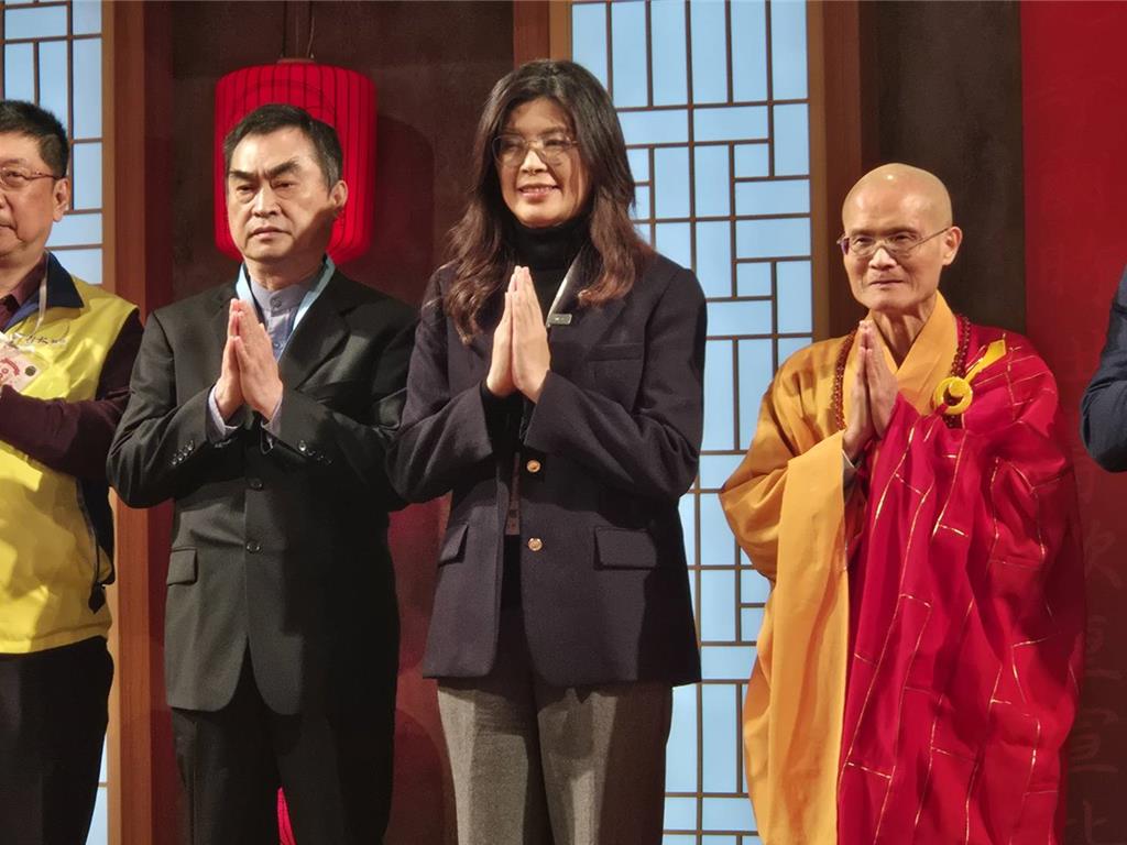 法鼓山除夕撞鐘　鄭麗文敲響最後三鐘　籲推行大道「天下為公」