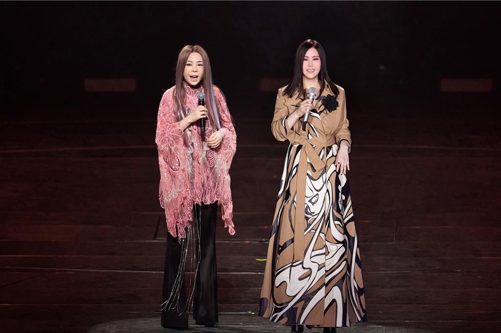 江蕙暌違16年合體江淑娜　她台上拆開紅包當場傻眼