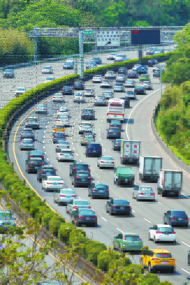 國5車流飆7倍 清明連假5日最塞
