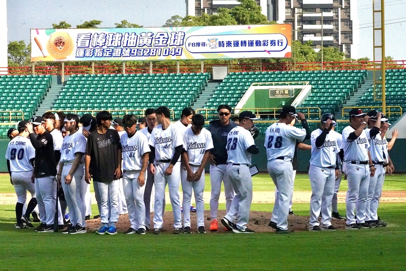 WBC台灣隊高雄練習賽　球員終場致意 (圖)