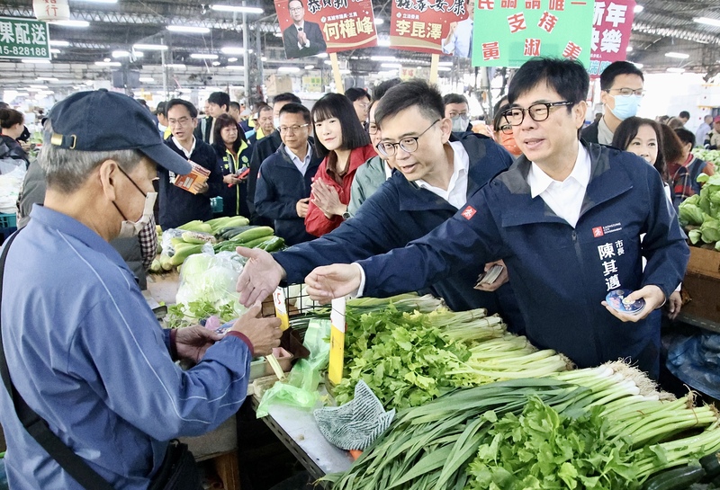 賴瑞隆陪同陳其邁巡訪果菜批發市場 (...