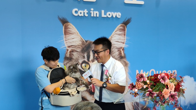 隆順漁業集團總經理王志遠帶著愛貓登台...