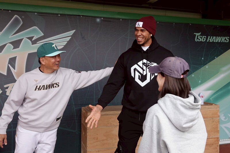 雄鷹洋砲魔鷹到訓練基地「皇鷹學院」熟悉環境 (圖)