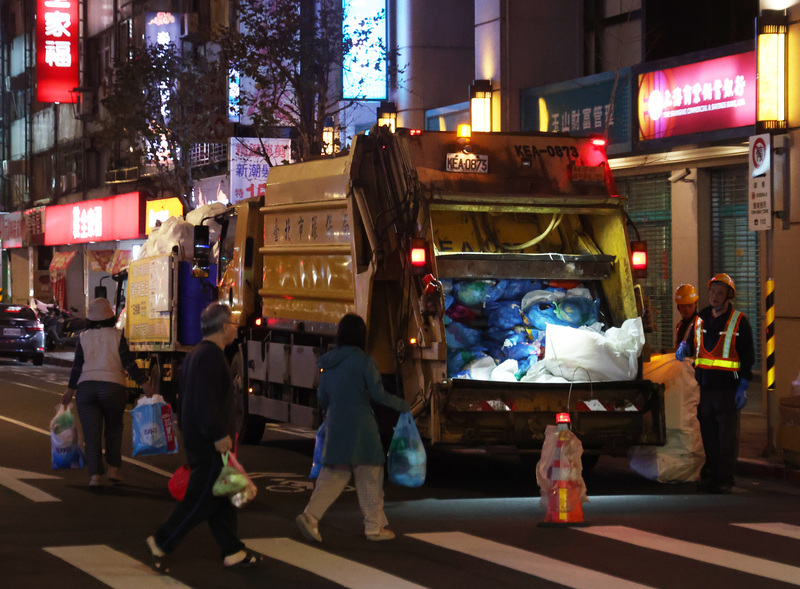 除夕夜倒垃圾（2） (圖)