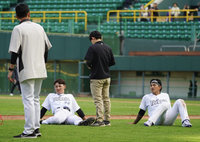 WBC台灣隊首場對外練習賽結束　球員收操（3） (圖)