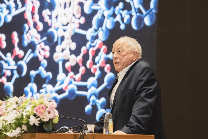 因應AI浪潮　諾貝爾獎得主：「人的養成」更關鍵 (圖)