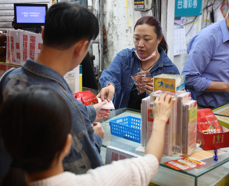 大樂透過年加碼　民眾試手氣 (圖)