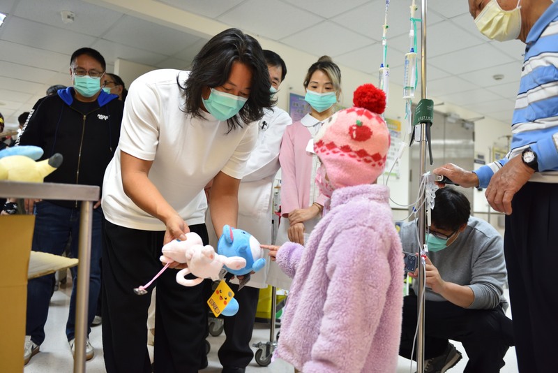 「韓哥」訪馬偕兒醫　為病童加油（1） (圖)