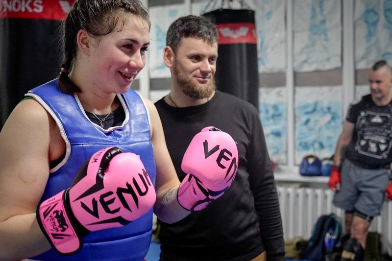 斯拉維揚斯克市內拳館內學生與導師 (圖)