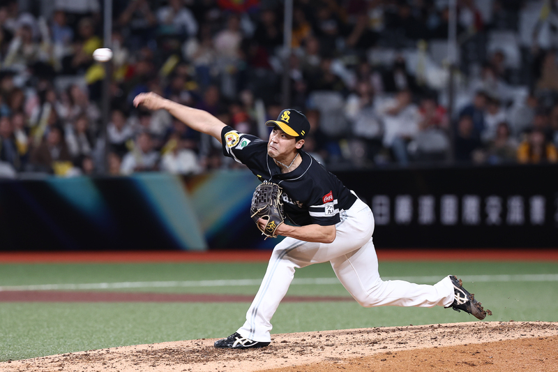 台日棒球交流賽首戰　軟銀鷹尾形崇斗後援好投 (圖)