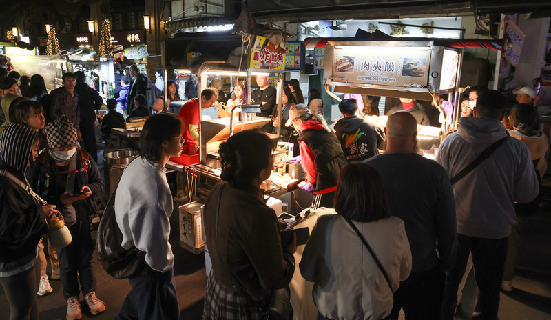 除夕夜　饒河街逛夜市（1） (圖)