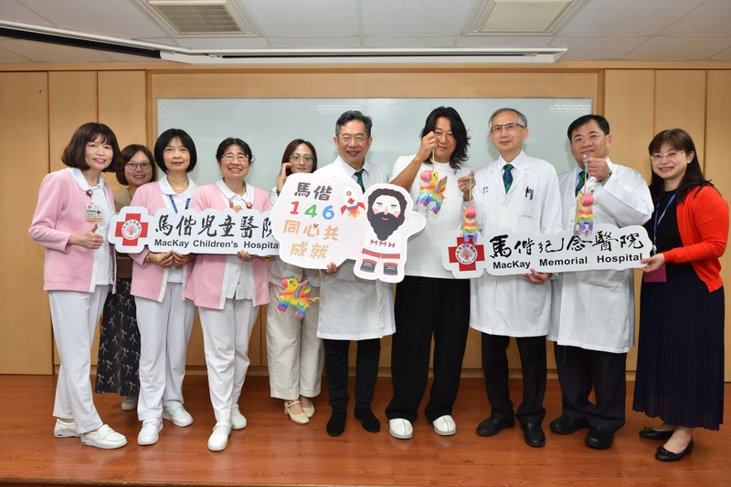 「韓哥」訪馬偕兒醫　為病童加油（2） (圖)