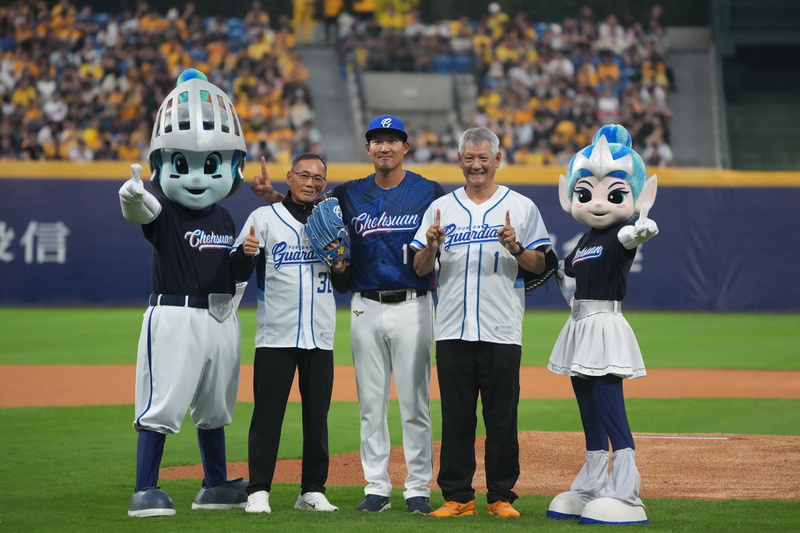 林哲瑄恩師與父親為悍將賽事開球 (圖)