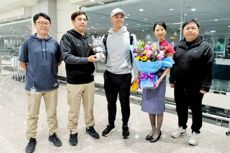 台美混血好手費柴德抵台　中職派員接機 (圖)