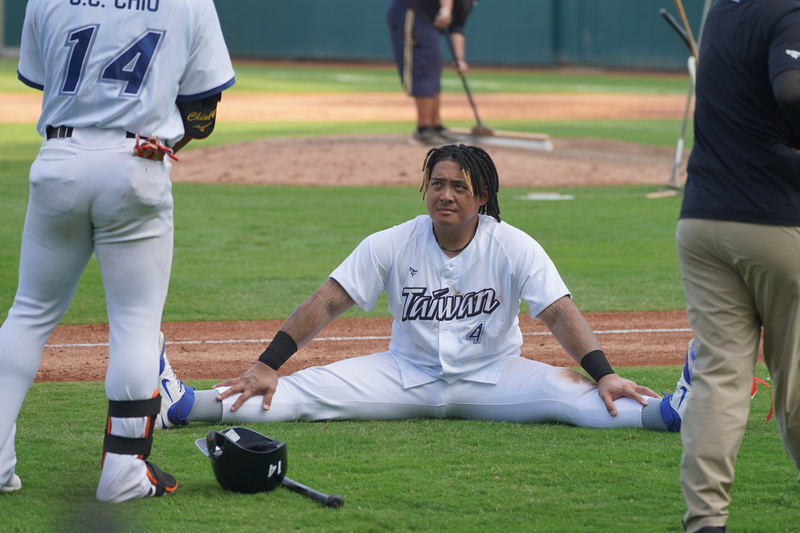 WBC台灣隊首場對外練習賽結束　球員收操（2） (圖)