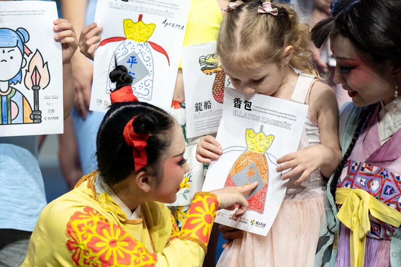 紙風車匈牙利巡演　高志尚買票邀烏克蘭難民看戲 (圖)