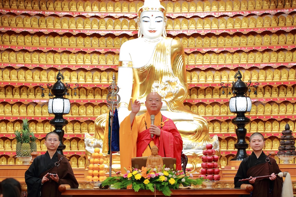 甘露灌頂滌熱惱、三皈五戒淨身心　佛光山新年小巨蛋萬人法會3/8登場