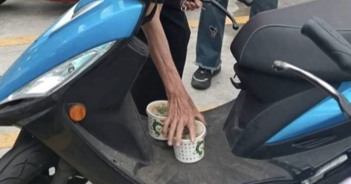 塑膠袋要1元 阿公買2碗麵線糊「雙腳夾回家」