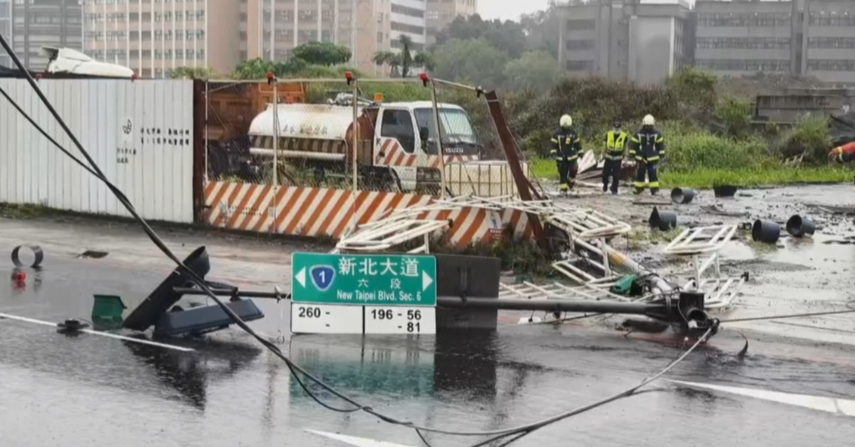 砂石車衝進工地！悚撞死行人 路人「翻一圈」躲劫