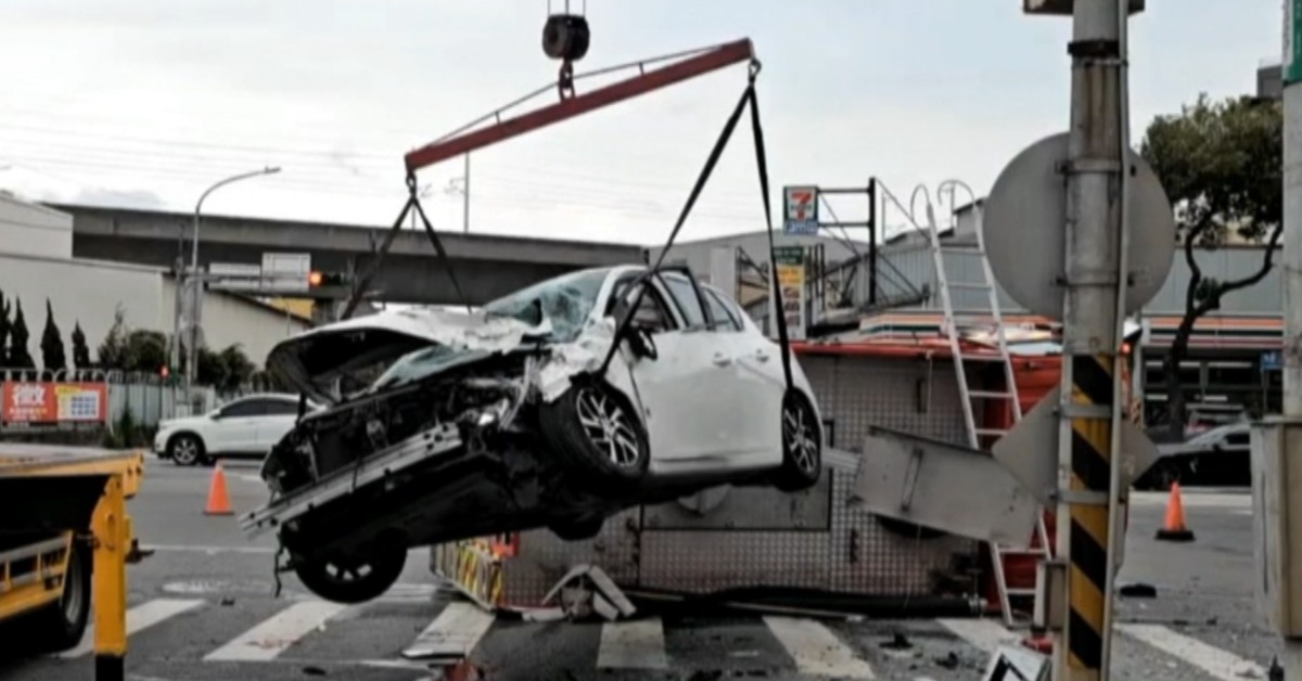 嚇！轎車路口「疑未禮讓」 消防車釀對撞7人送醫