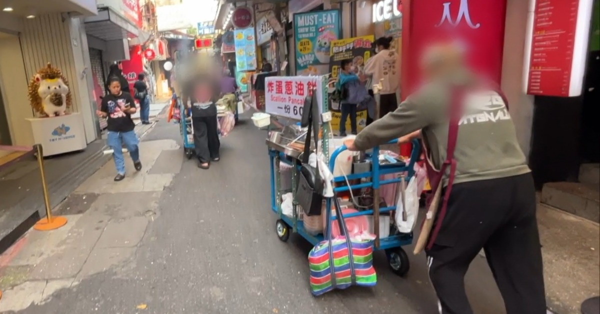 直擊西門町「你追我跑」 攤販躲巷弄避收罰單