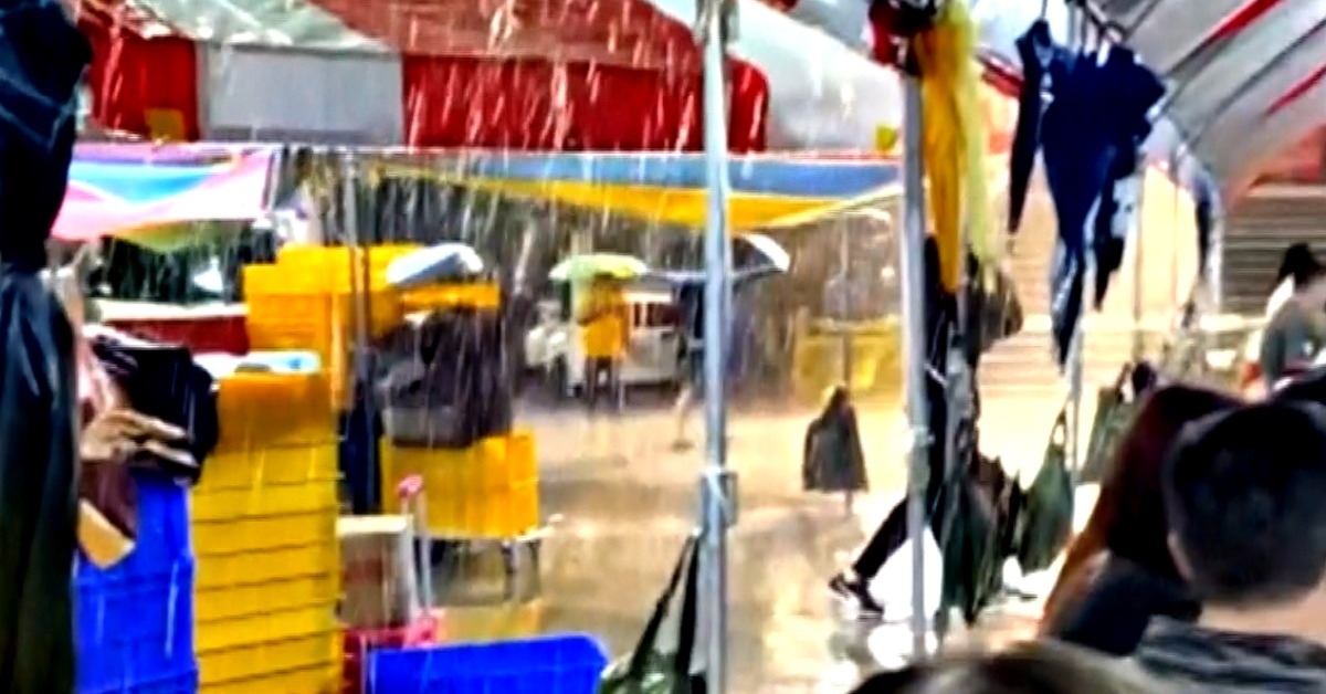 暴雨中吃內門辦桌！民眾撐傘吃「真正流水席」