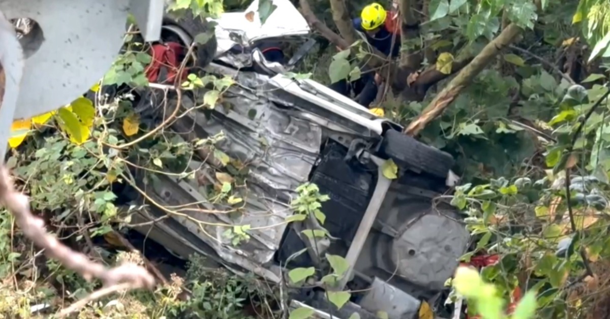 翻落護欄！駕駛連人帶車墜20米深山谷重傷