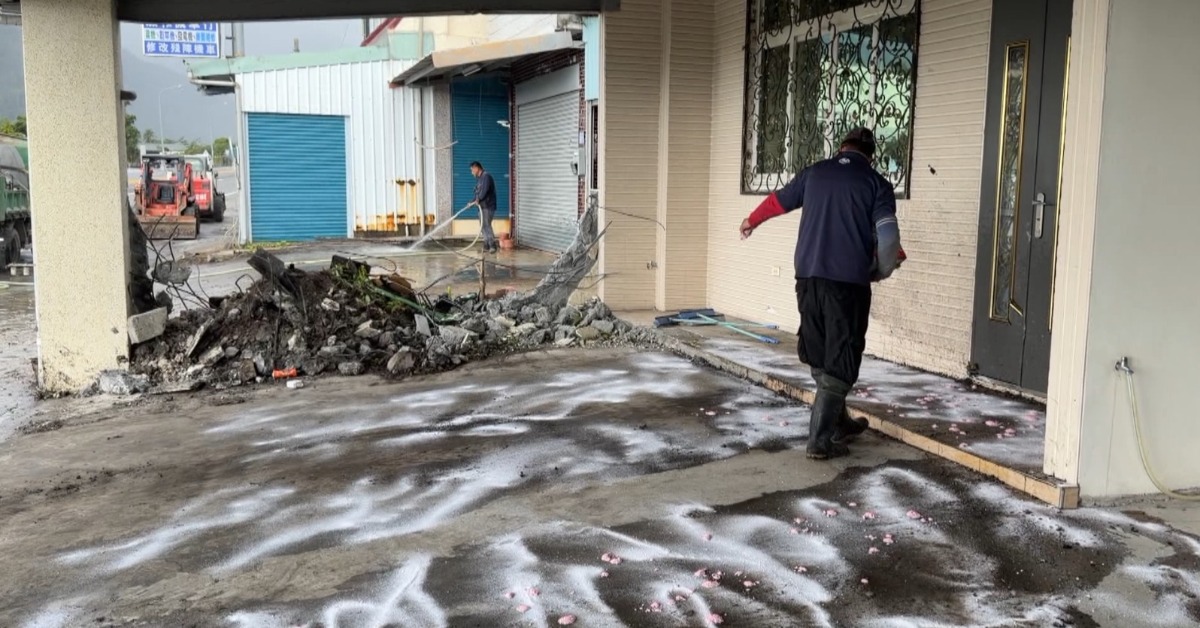 獨家／拖板車撞進家門「駕駛慘死」 屋主損達兩百萬