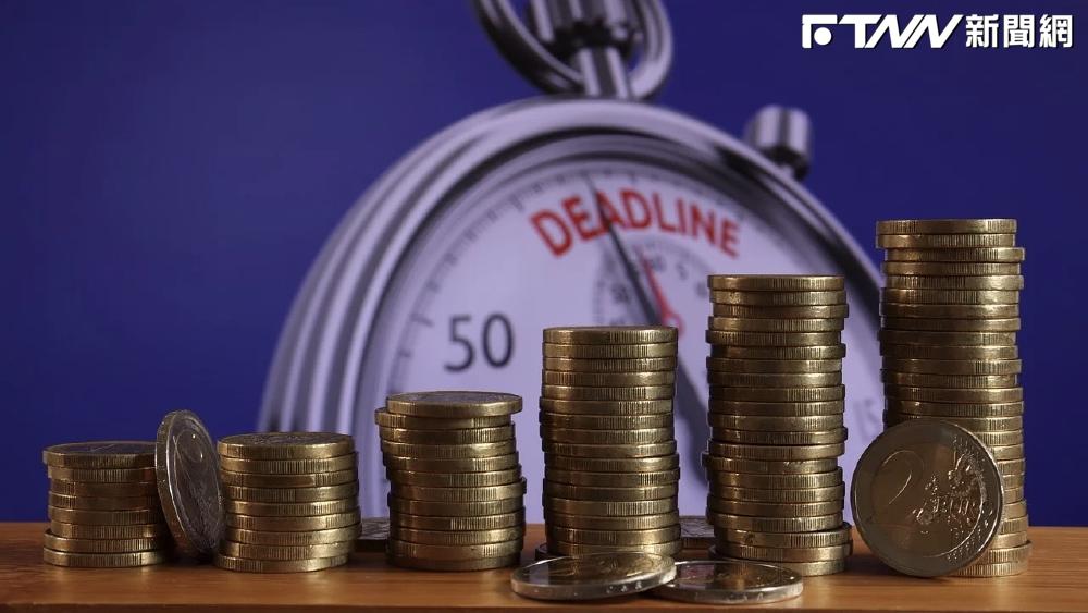 市值型完勝高股息？單親媽媽月投5000存ETF愁了　網點名「這檔大黑馬」：績效跑贏0050