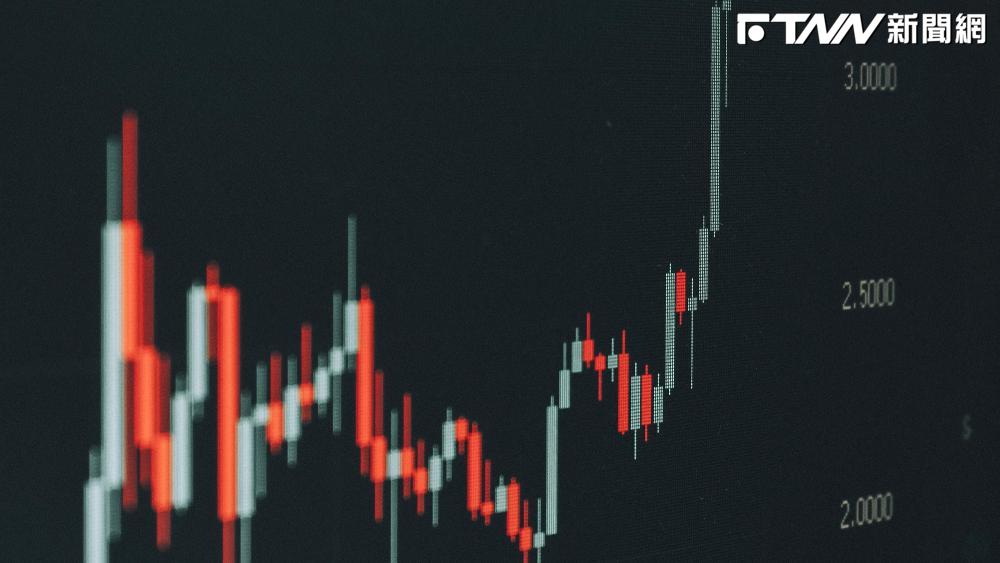 高盛看好目標價400元！國家隊出清鴻海破萬張出場30億　這「低軌衛星」週漲2成也被砍