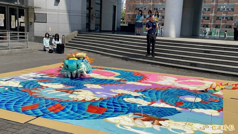 台中一中巨龍大拼圖 高三生擲紙飛機化作龍鱗「飛龍在天」