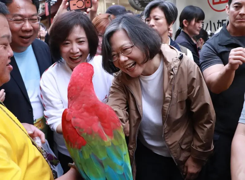 蔡英文突襲廟東夜市 竟被她嚇到撫胸口