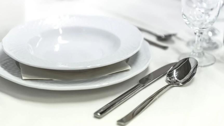 不是聊天、看美食！研究：吃飯配「1動作」害人狂吃