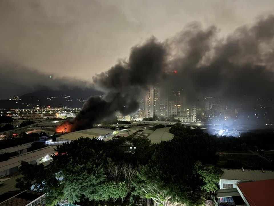 初二不平靜！蘆洲暗夜工廠大火狂噴黑煙　三重人都聞到臭味「快關門窗」