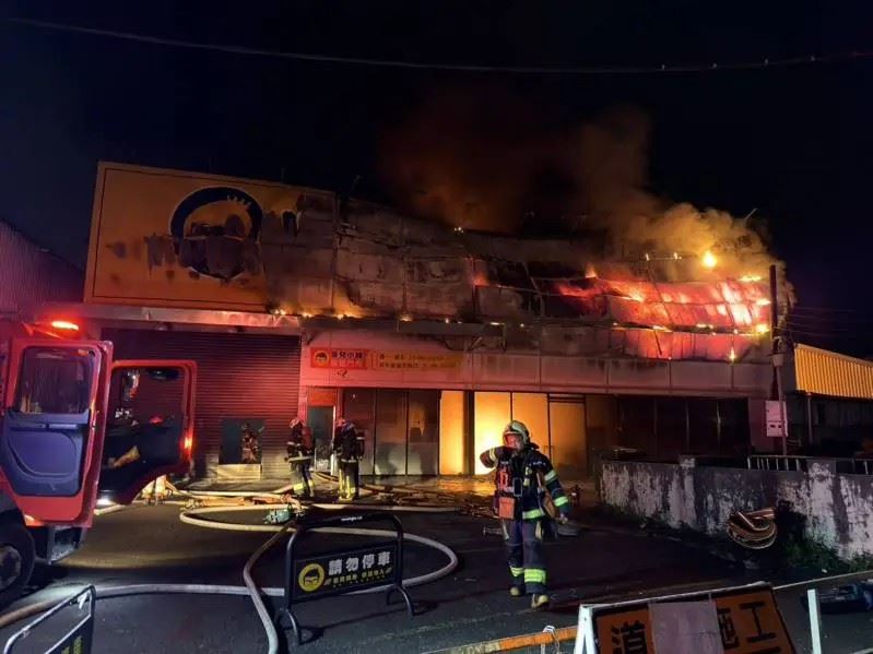 汐止深夜大火！工建路「皇兒小舖」陷火海　51車91消防員連夜灌救