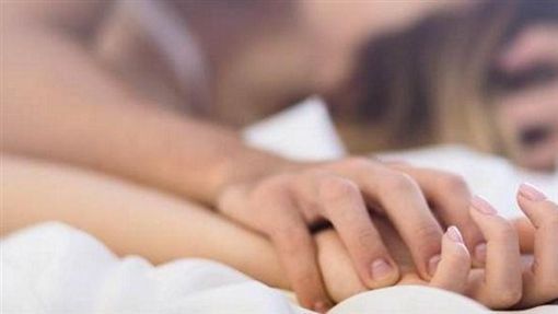 床上換「1最舒服姿勢」！她卻推開男友　一堆苦主秒懂：痛好幾天