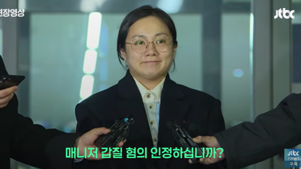 霸凌經紀人逼看活春宮遭查　韓女星步出警局「面露詭笑」引熱議