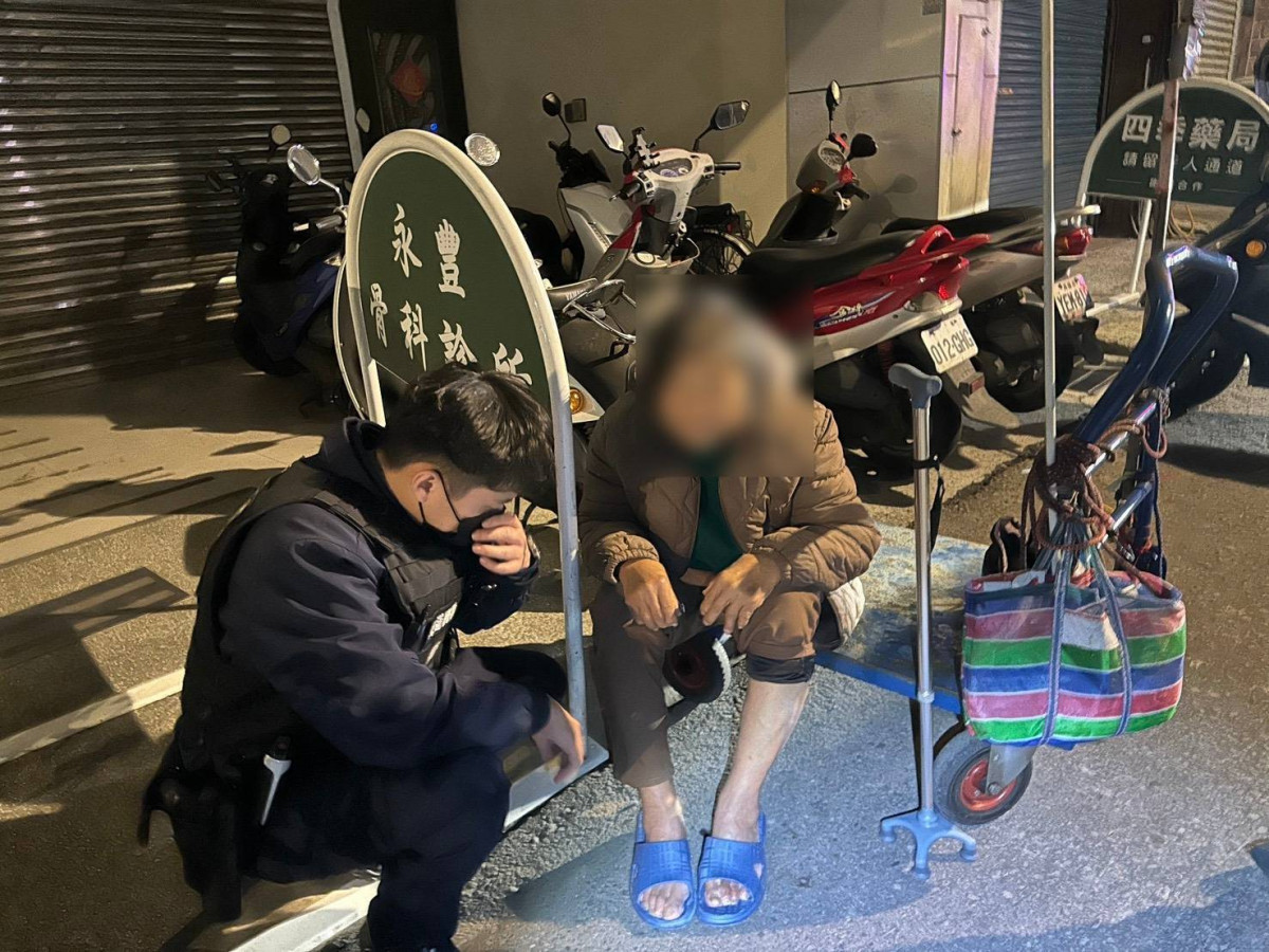 老婦凌晨呆坐診所門口　暖警及時發現助返家
