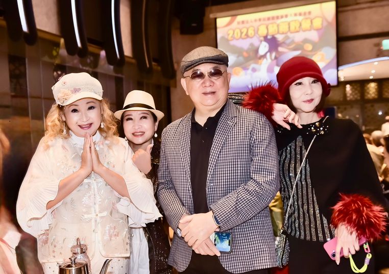 資深藝人聯歡 81歲楊燕臨場被點名唱現場 ； 周遊哽咽不捨老友凋零承諾「每年都會出席」