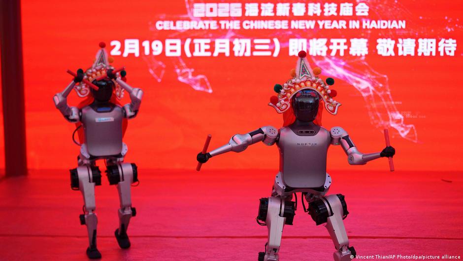 被吐槽「最沒人味春晚」 機器人組團亮相求「破圈」